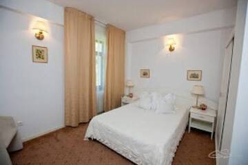 Фото номера Апартаменты с видом на горы Курортные отели Hotel McPietroasa г. Haleş 2