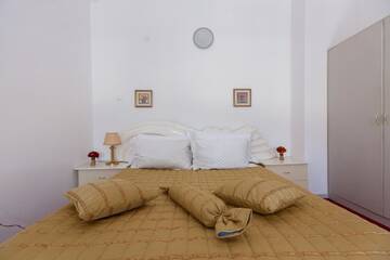 Фото номера Апартаменты с видом на бассейн Курортные отели Hotel McPietroasa г. Haleş 2