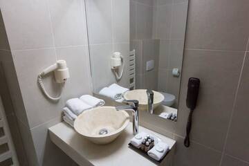 Фото номера Двухместный номер с 1 кроватью и видом на бассейн Курортные отели Hotel McPietroasa г. Haleş 5