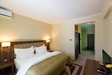 Фото номера Двухместный номер с 1 кроватью и видом на бассейн Курортные отели Hotel McPietroasa г. Haleş 8
