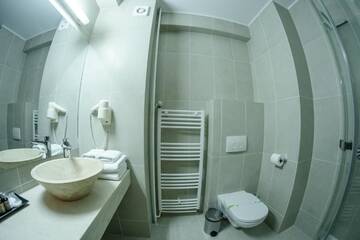 Фото номера Двухместный номер с 1 кроватью и видом на бассейн Курортные отели Hotel McPietroasa г. Haleş 12