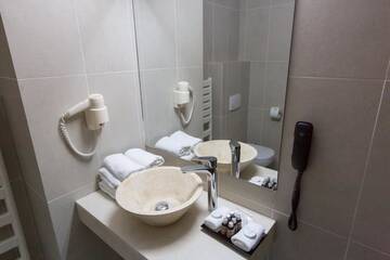 Фото номера Двухместный номер с 1 кроватью и видом на бассейн Курортные отели Hotel McPietroasa г. Haleş 13